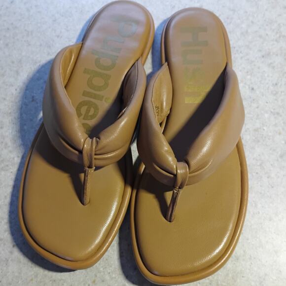 NWOT Hush Puppies Flip Flops Sz 8 Tan Cushioned Comfort Sandals Slip On Neutral - Picture 1 of 8